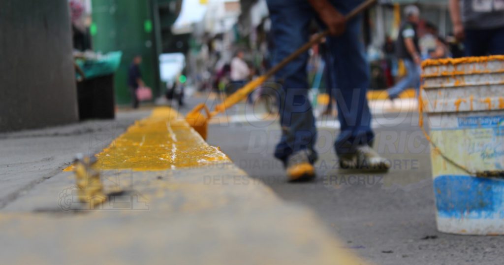 Cierran calles sin ton ni son en Poza Rica