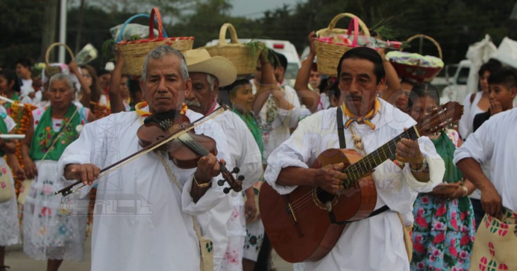 Realizan tutunakús Litlán, para pedir permiso a los Dioses