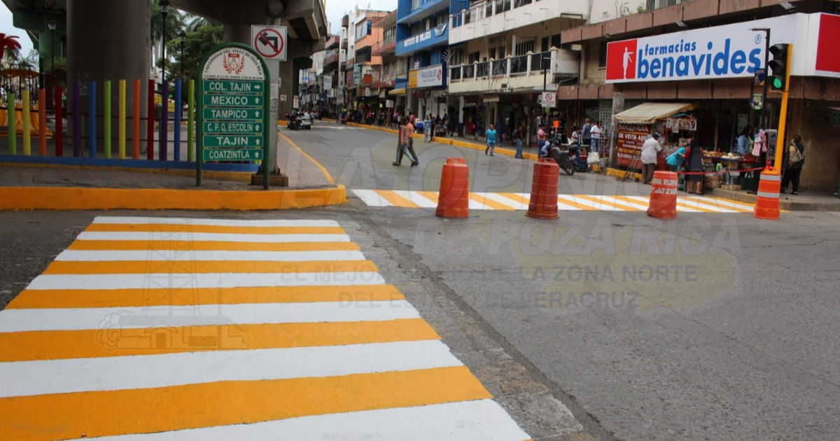 Cierran calles sin ton ni son en Poza Rica