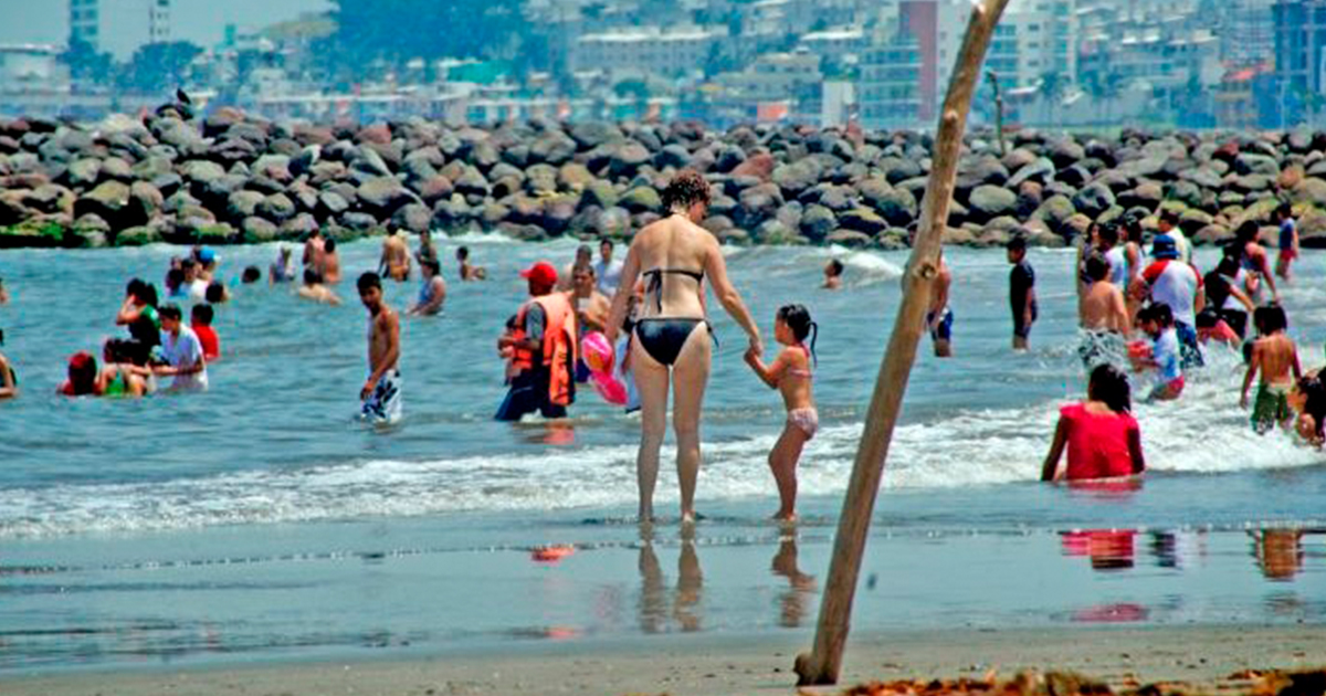 Playas de Veracruz repletas a pesar de contingencia