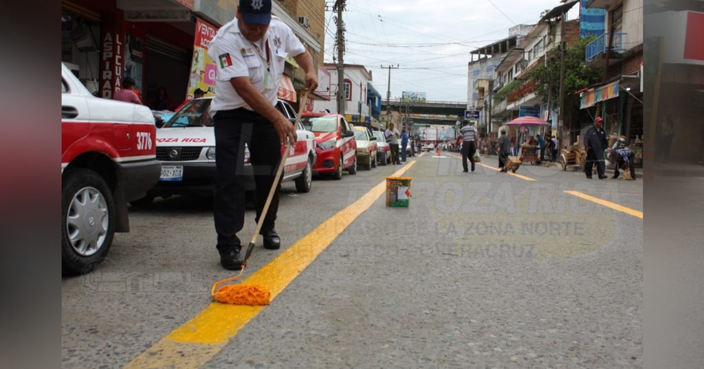 Cierran calles sin ton ni son en Poza Rica