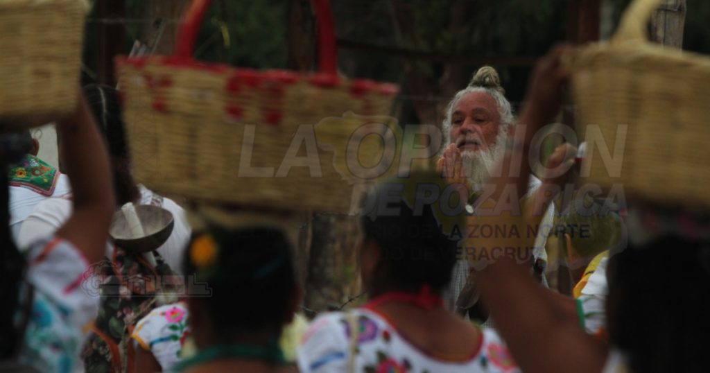 Realizan tutunakús Litlán, para pedir permiso a los Dioses