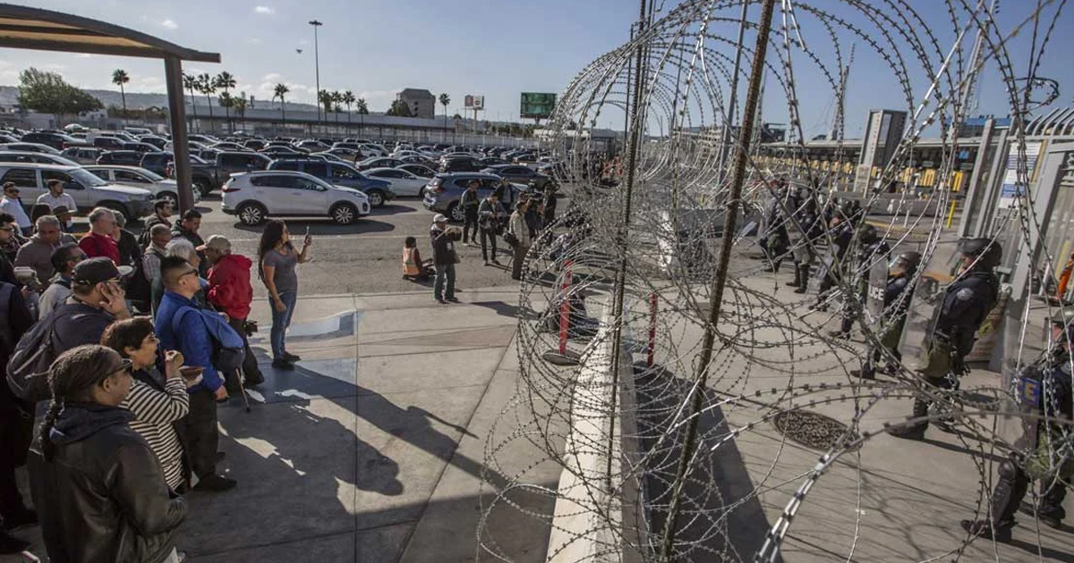 Por temor a ser contagiados por estadounidenses, mexicanos bloquean cruce fronterizo