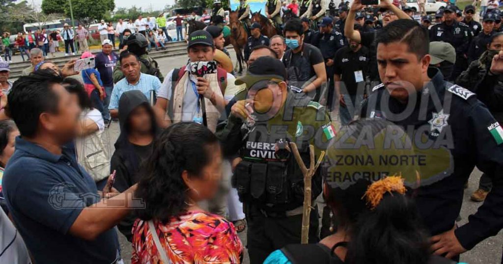 Sangrienta represión en el parque temático (Video)
