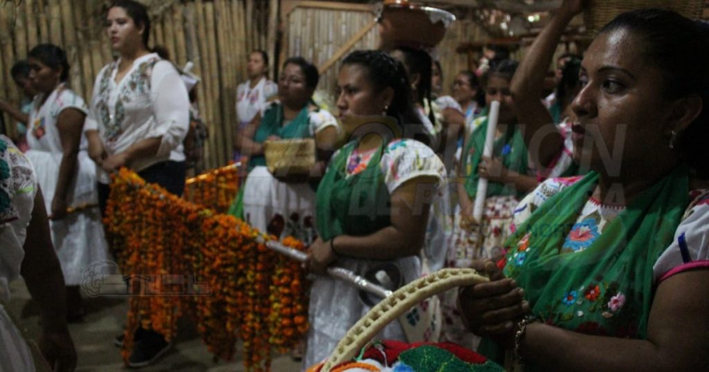 Realizan tutunakús Litlán, para pedir permiso a los Dioses