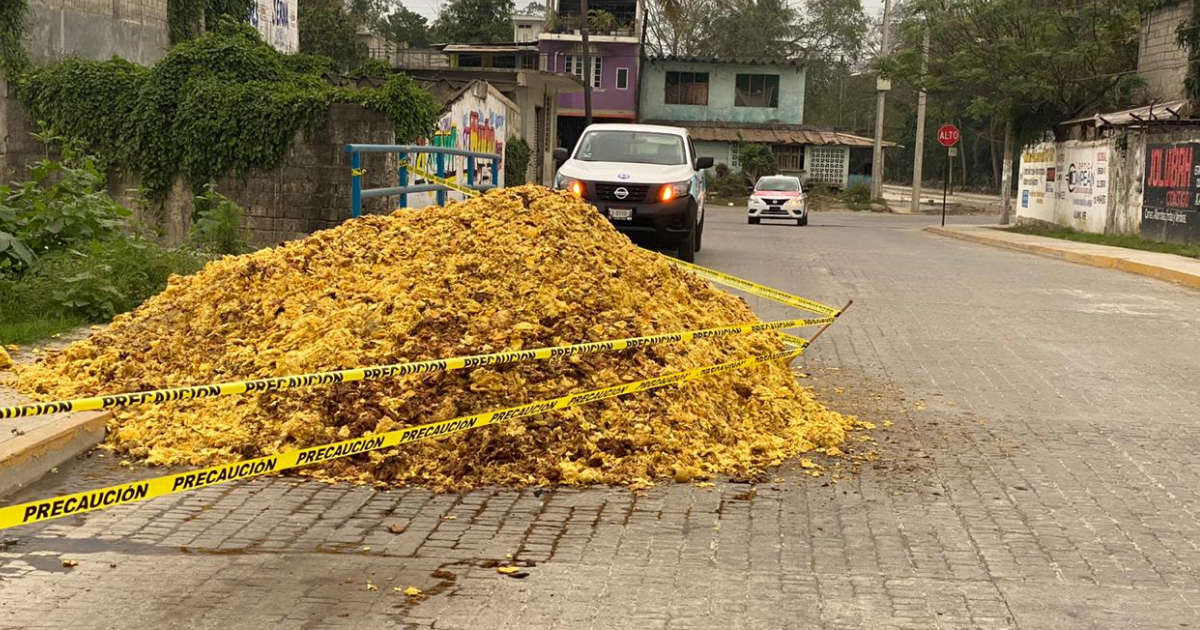 Descargan desechos cítricos en transitada calle