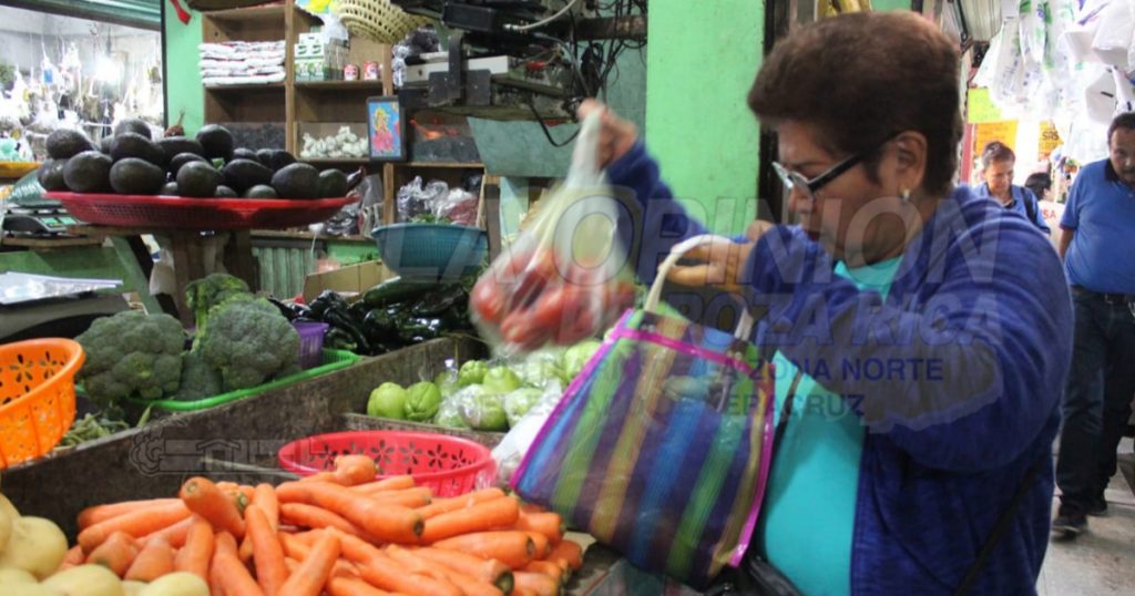 Trabajando arduamente, como todos los días en Poza Rica