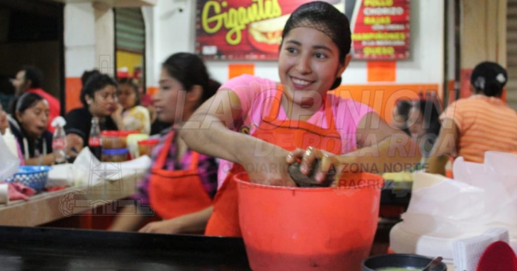 Trabajando arduamente, como todos los días en Poza Rica