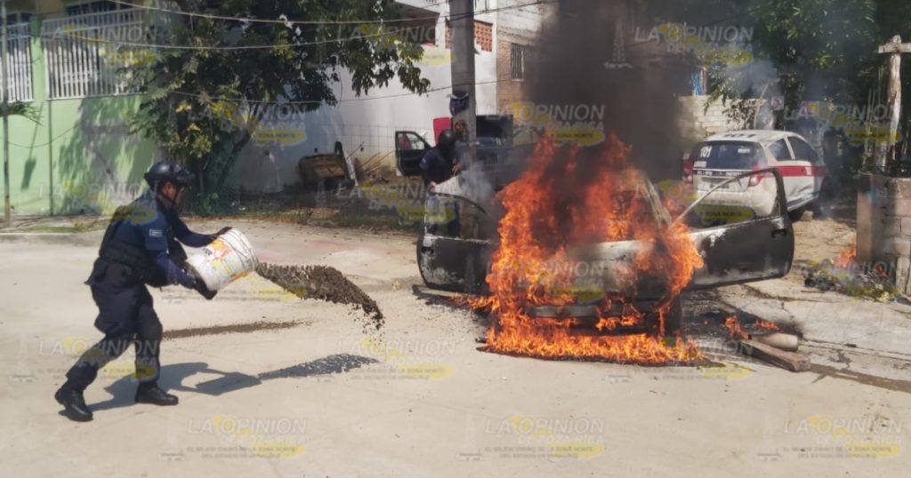Chevy en llamas en la colonia Agustín Lara