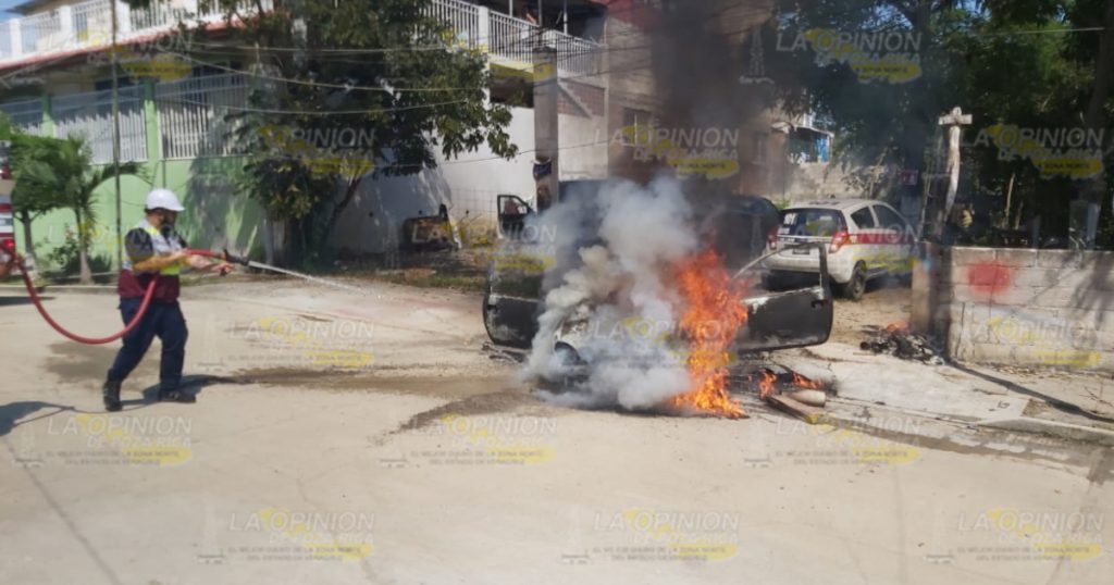 Chevy en llamas en la colonia Agustín Lara