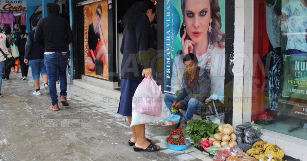 Trabajando arduamente, como todos los días en Poza Rica
