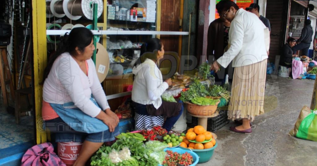 Trabajando arduamente, como todos los días en Poza Rica