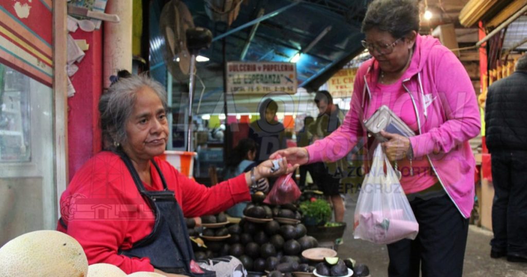 Trabajando arduamente, como todos los días en Poza Rica
