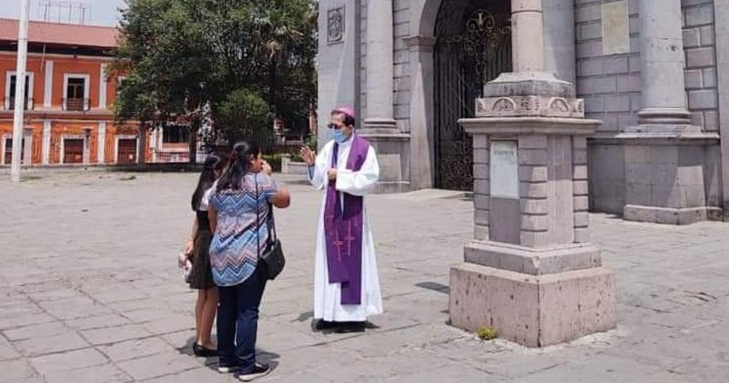 Obispo escucha confesiones al aire libre