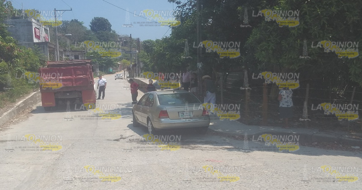 Jetta no hace alto y lo embiste camión de volteo en Coyutla