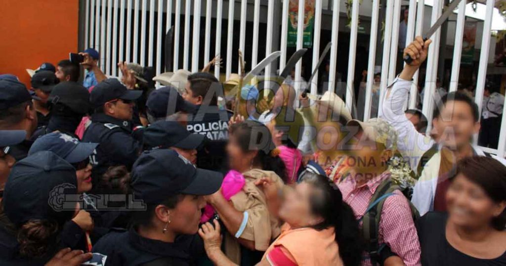 Sangrienta represión en el parque temático (Video)