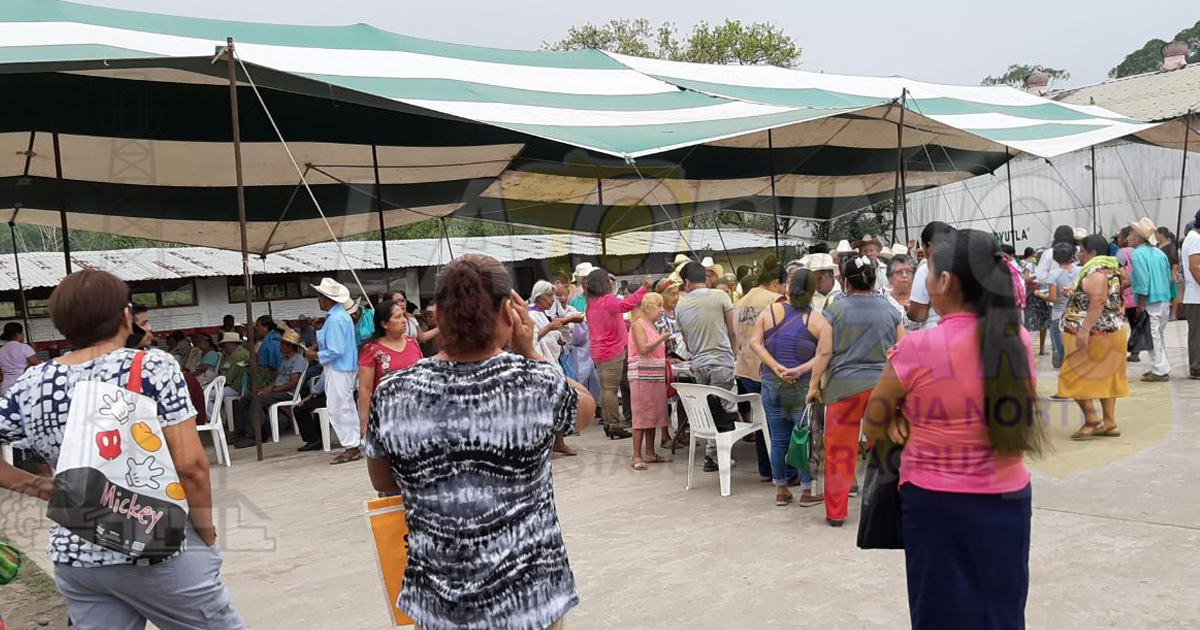 A pesar de las recomendaciones abuelitos se reunieron para cobrar su apoyo de 65 y más