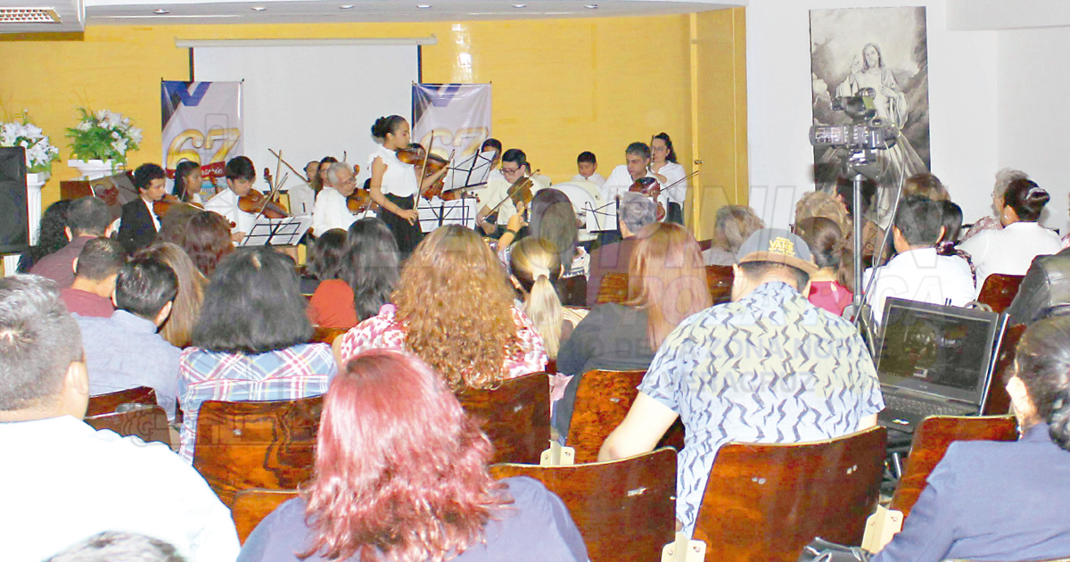 Cortejo de cuerdas, fundación Paganini, en concierto