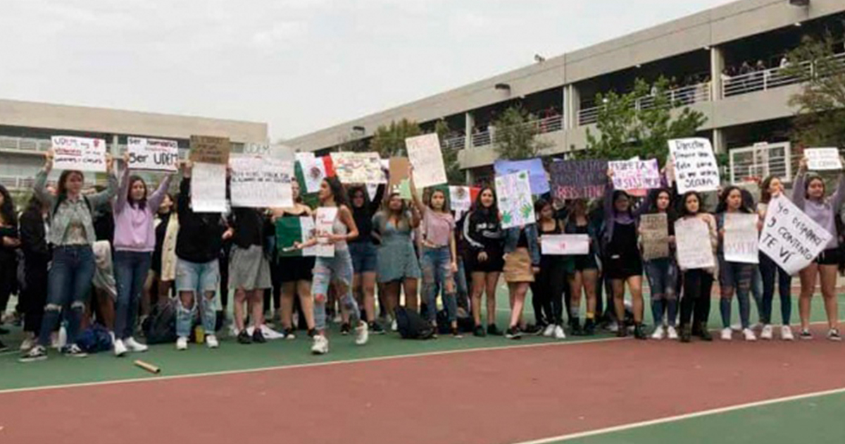 Mientras alumnas protestan, sus compañeros se divierten