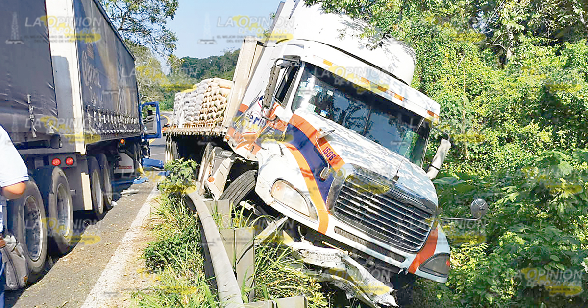 Choque de titanes sobre la carretera Papantla-Gutiérrez Zamora