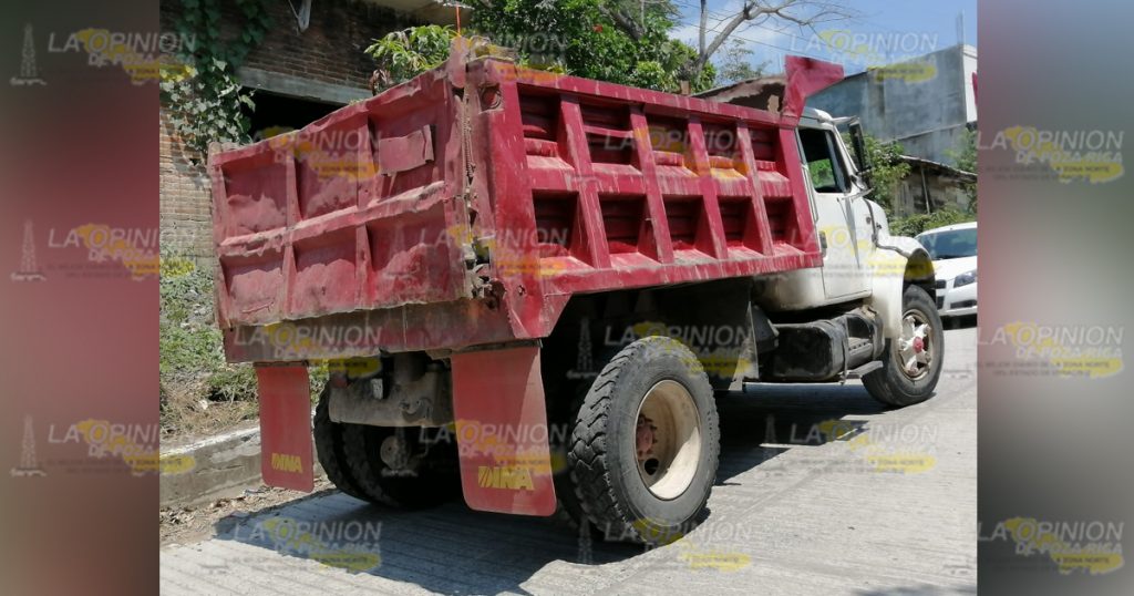 Jetta no hace alto y lo embiste camión de volteo en Coyutla