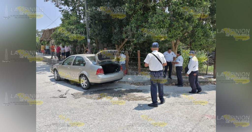 Jetta no hace alto y lo embiste camión de volteo en Coyutla