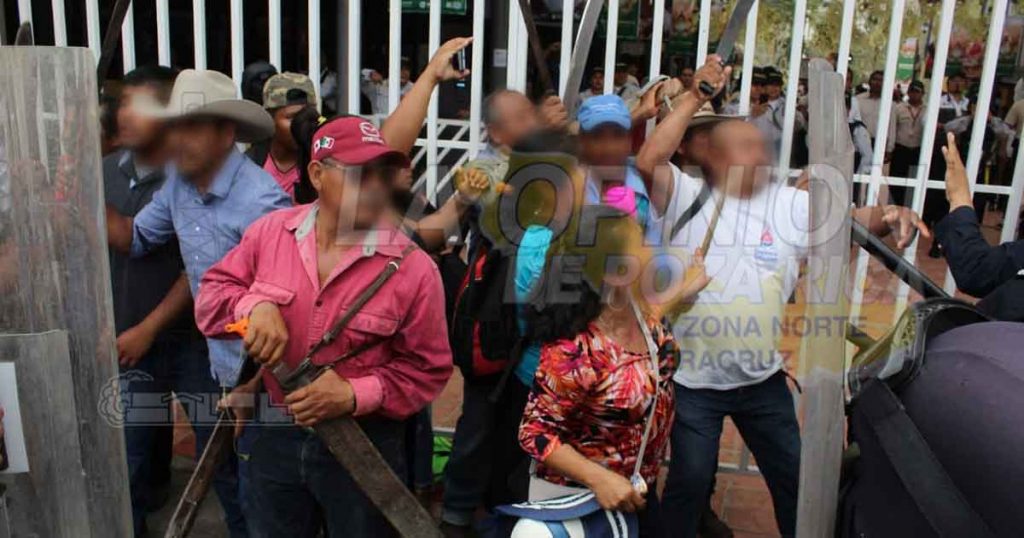 Sangrienta represión en el parque temático (Video)