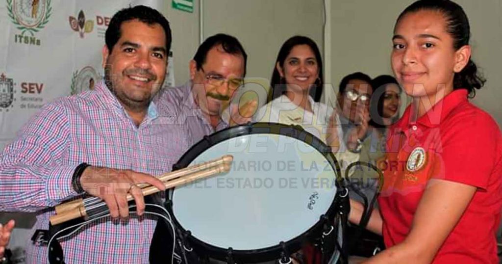 Alcalde entrega instrumentos a Banda de Guerra del ITsna