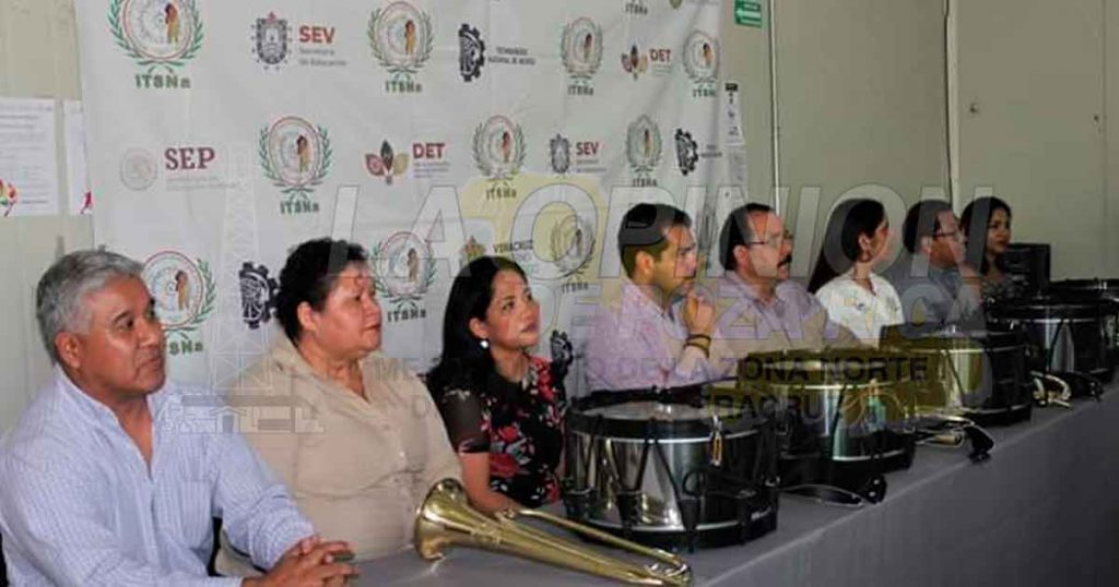 Alcalde entrega instrumentos a Banda de Guerra del ITsna