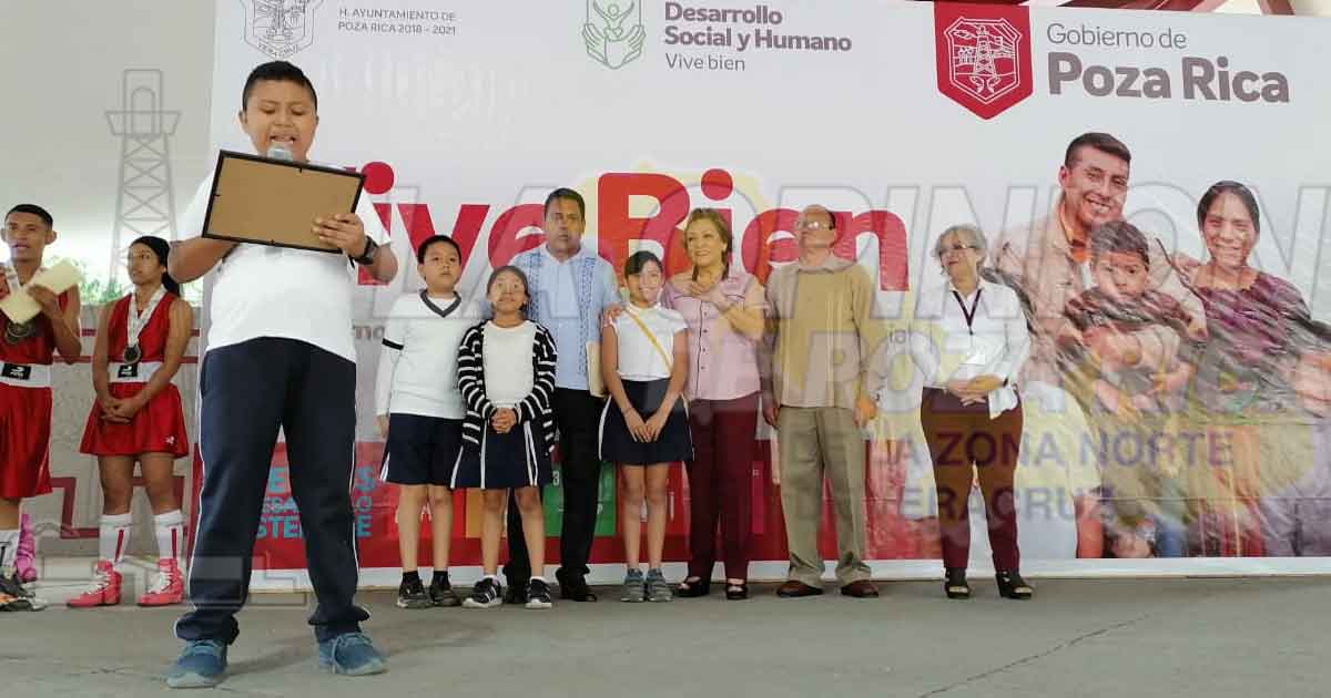 Alumnos de una primaria entregaron un reconocimiento a la presidenta del DIF municipal de Poza Rica