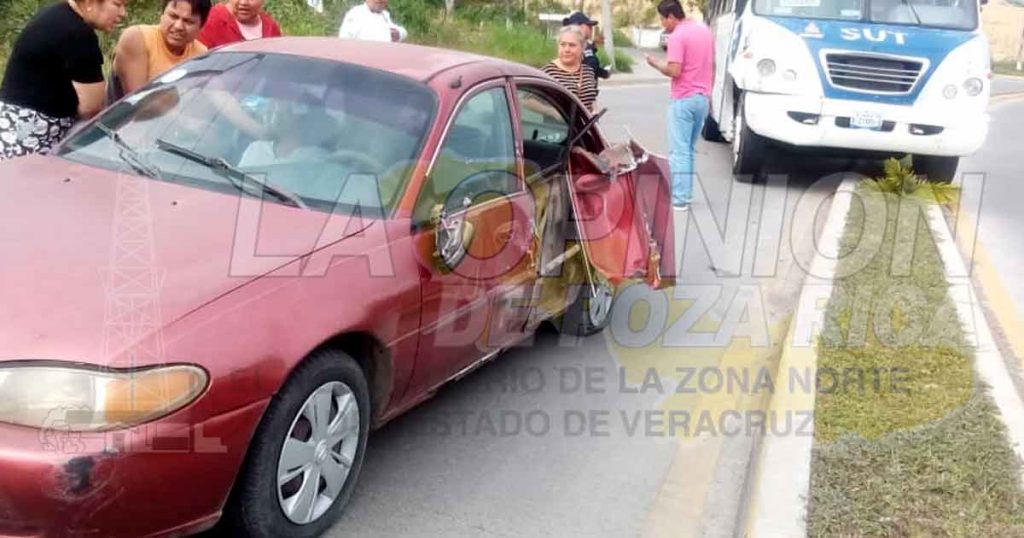 Automóvil impacta a camión de la línea SUT en el libramiento Adolfo López Mateos