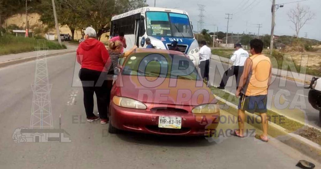 Automóvil impacta a camión de la línea SUT en el libramiento Adolfo López Mateos