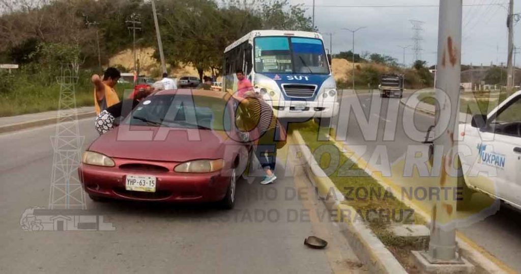 Automóvil impacta a camión de la línea SUT en el libramiento Adolfo López Mateos