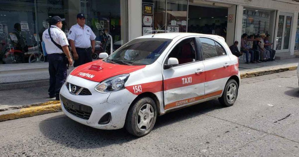 Automóvil impacta a taxi en Tuxpan