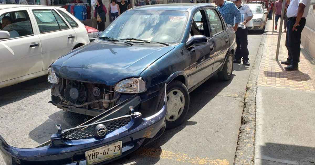 Automóvil impacta a taxi en Tuxpan