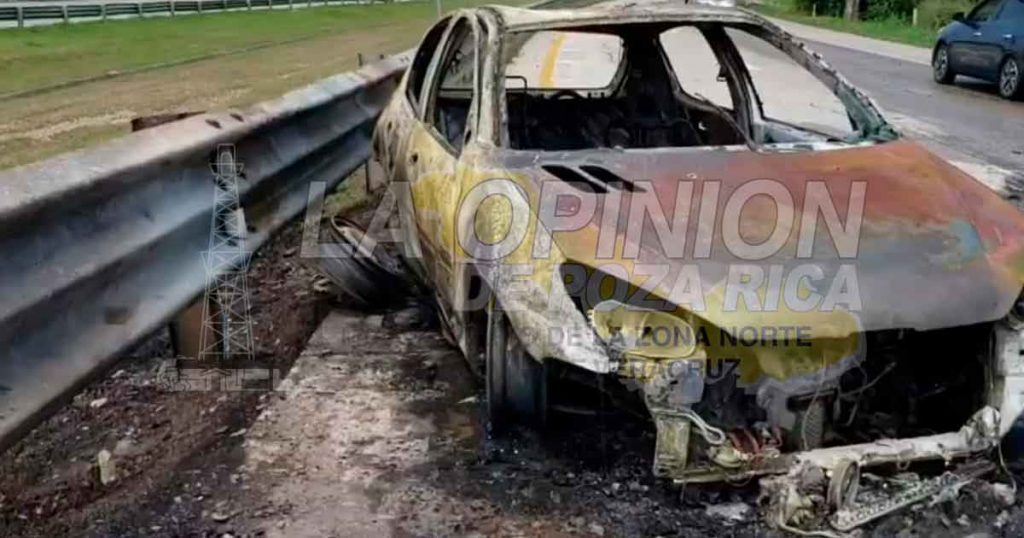 Fuego acaba con su vehículo al impactarse en barra de contención de la México-Tuxpan