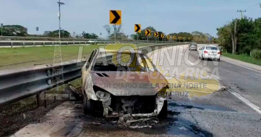 Fuego acaba con su vehículo al impactarse en barra de contención de la México-Tuxpan