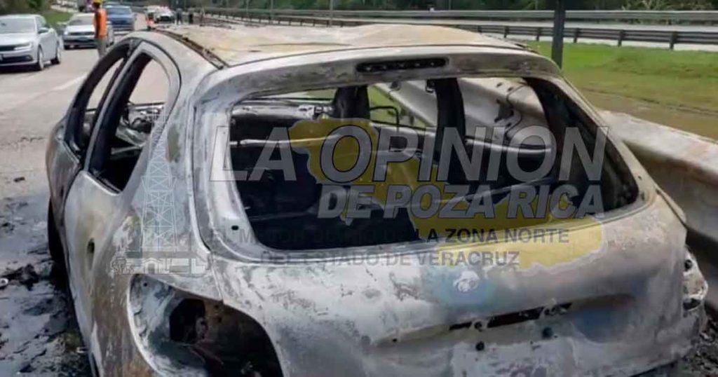 Fuego acaba con su vehículo al impactarse en barra de contención de la México-Tuxpan