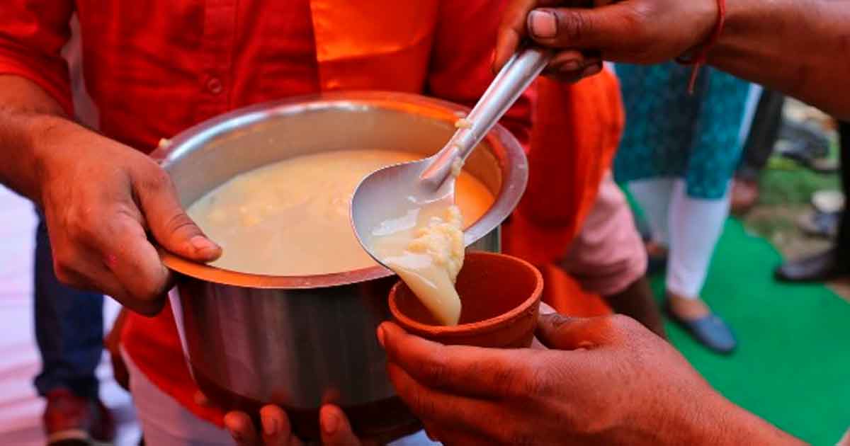 ¿Guácala, qué rico? Beben orina de vaca como remedio para el coronavirus