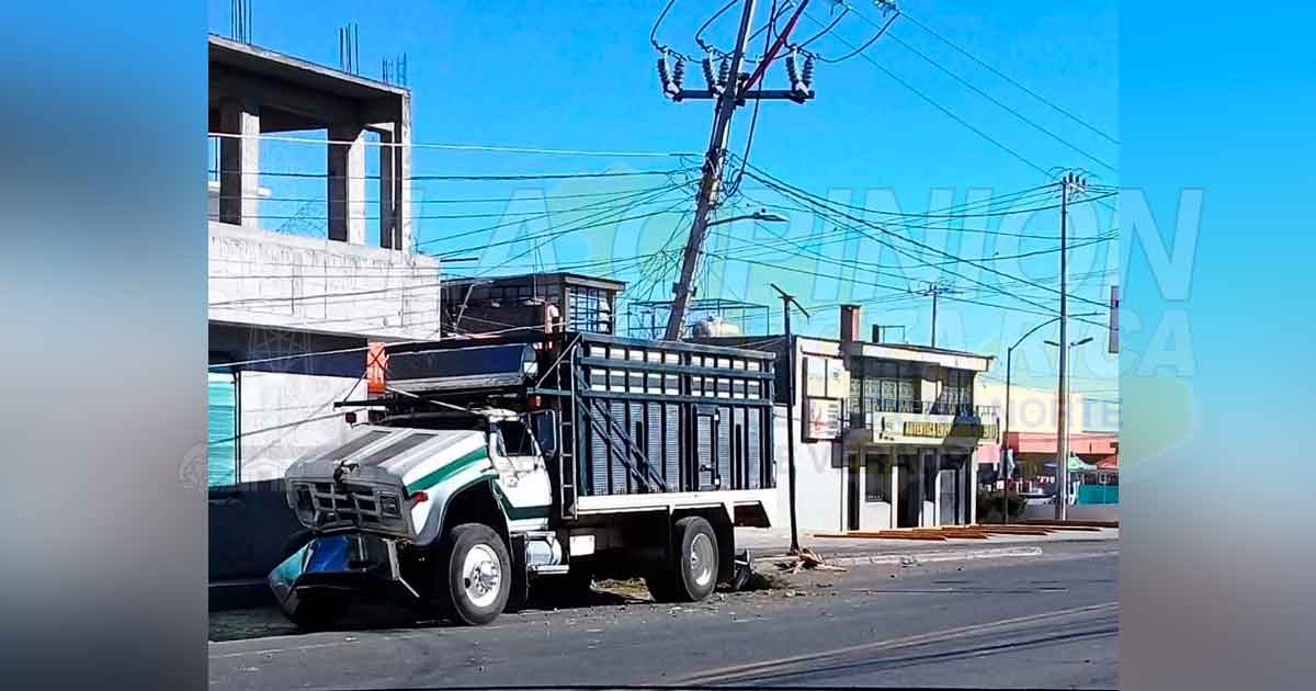 Camión torton se estrella contra un poste en Perote