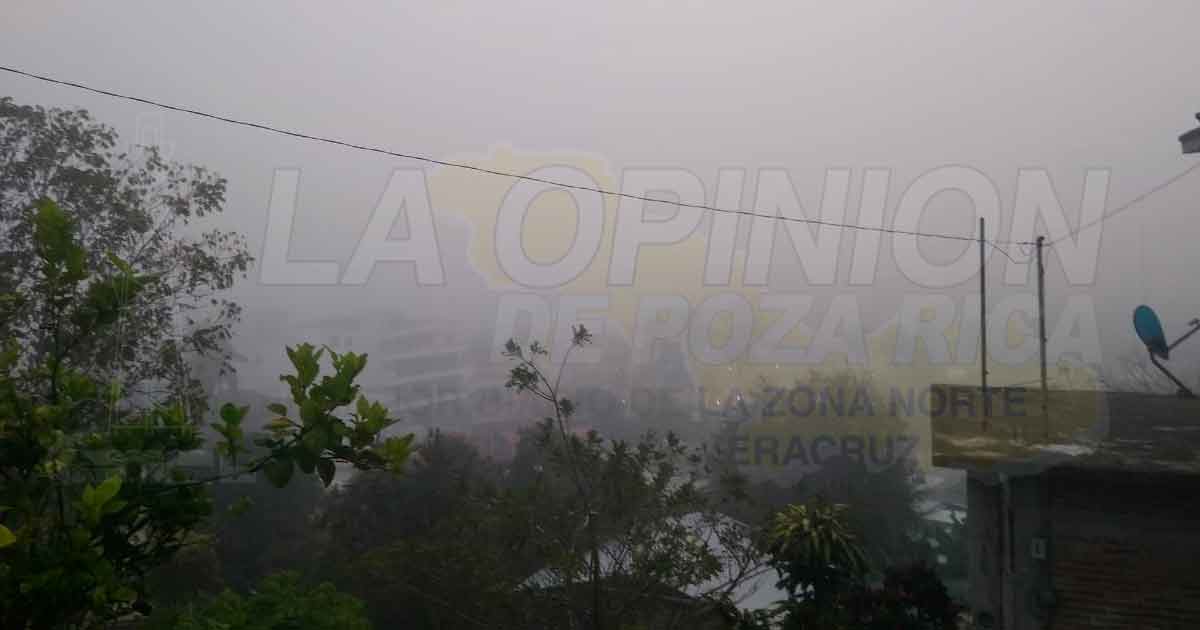 Cazones amanece con densa neblina