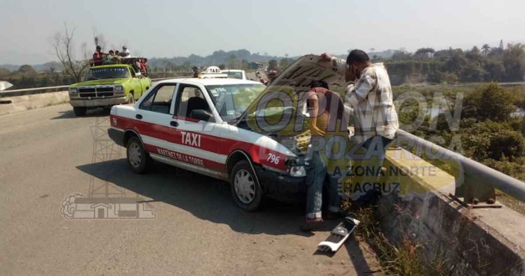 Choca taxi contra el puente Martínez 2 en Martínez de la Torre