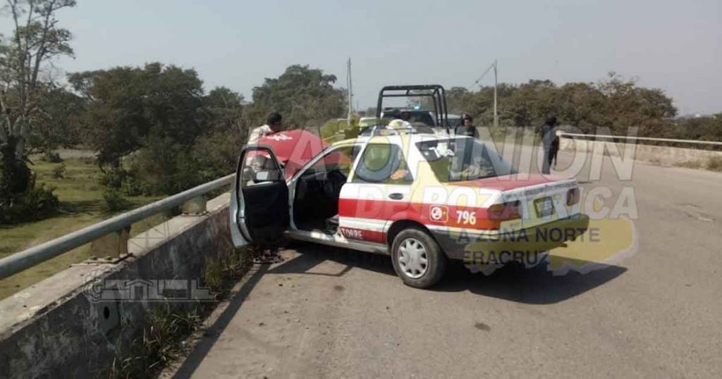 Choca taxi contra el puente Martínez 2 en Martínez de la Torre
