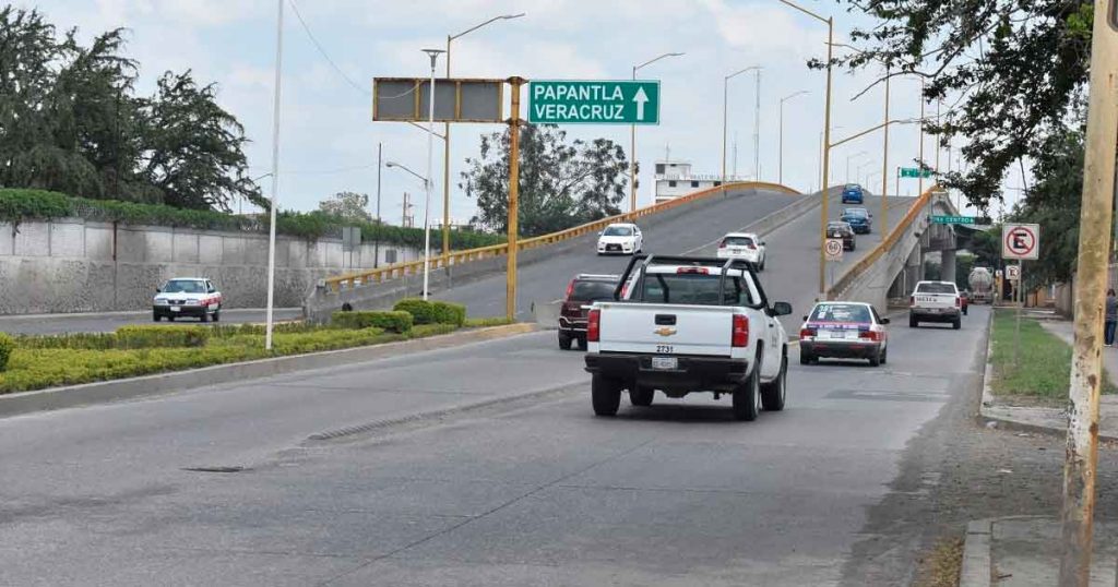 Continúa balizamiento sobre el Distribuidor Vial de Poza Rica