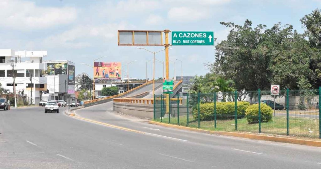 Continúa balizamiento sobre el Distribuidor Vial de Poza Rica