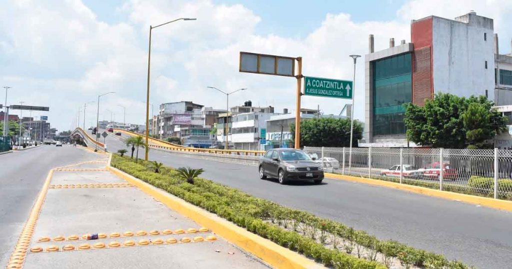 Continúa balizamiento sobre el Distribuidor Vial de Poza Rica