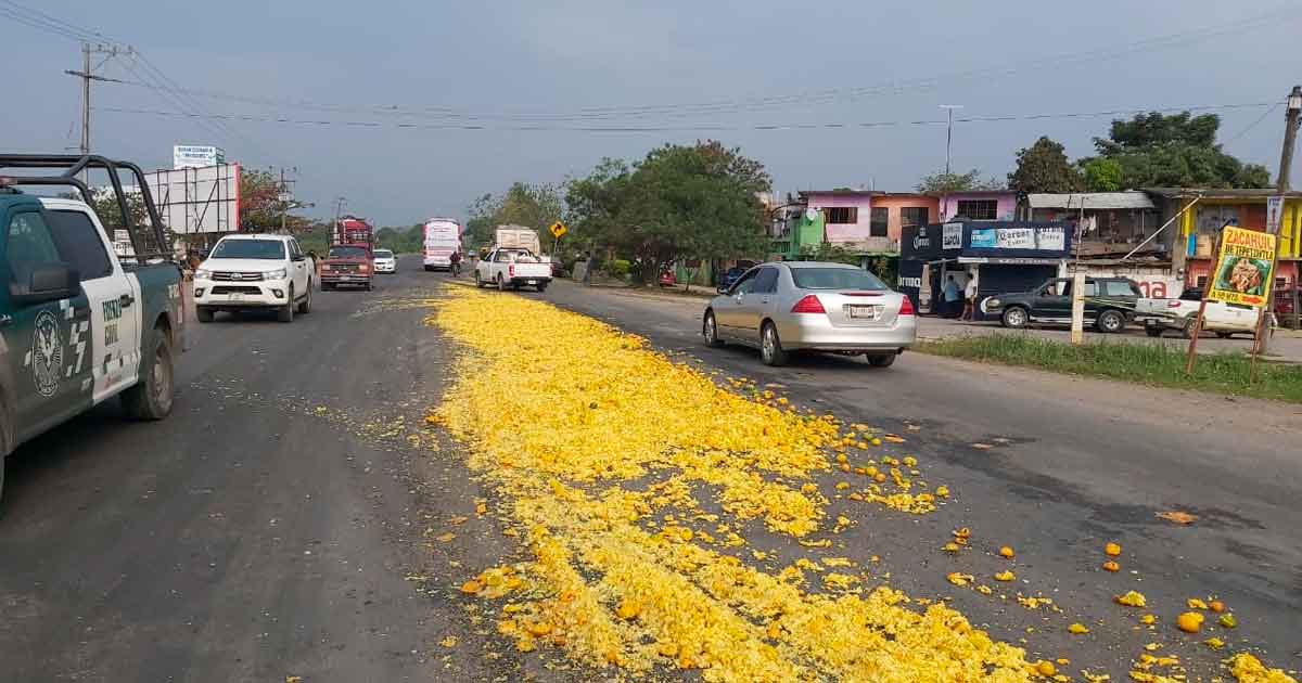 Derrame de desechos citrícolas pone en riesgo la integridad de automovilistas