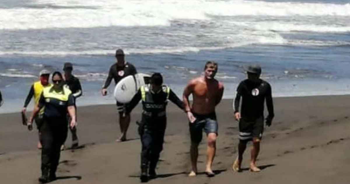 Detienen con tiros de salva a campeón mundial de surf por violar la cuarentena
