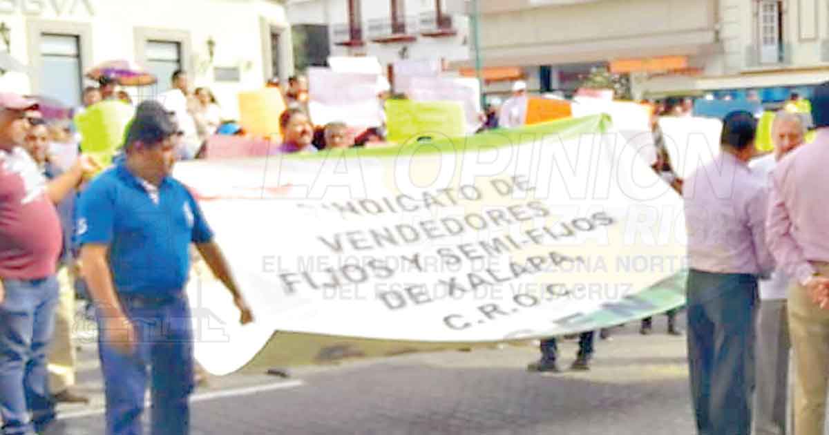 Colapsan vialidades por protestas de ambulantes