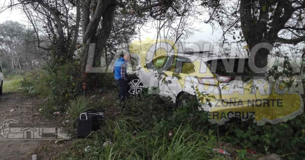 Estrella su camioneta en árbol en la Tuxpan – Tampico